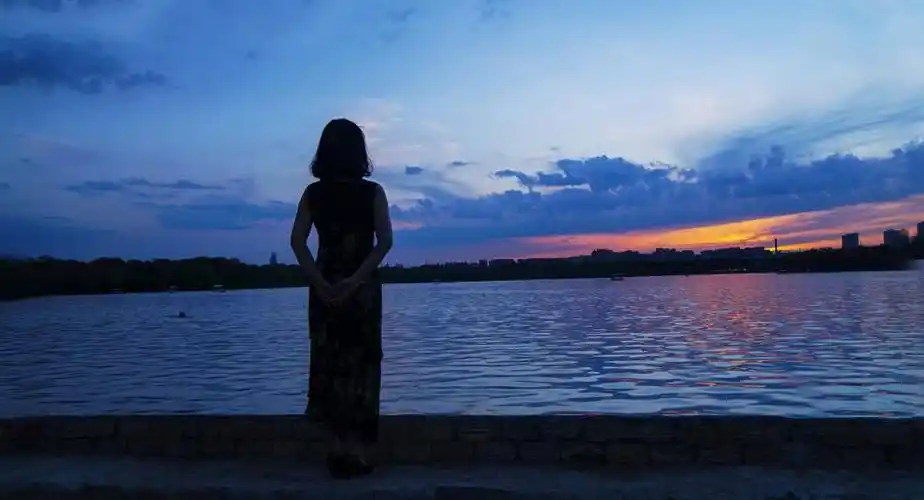 一个人孤单寂寞的图片