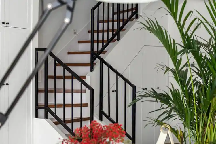 设计师现场定点,为了保证楼梯扶手的牢固性,采用m12化学螺栓(锚固力强