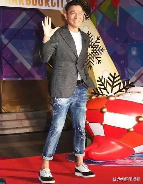 62岁刘德华告诉你发型一丝不苟裤子短一截到老也不油腻