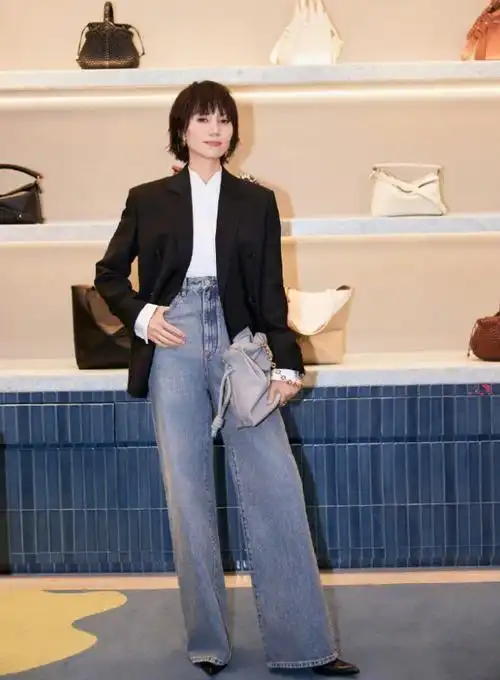 46岁袁泉才是职场女人的穿搭模板不露分毫却美的时髦高级