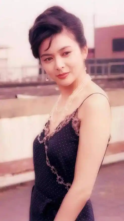 "香港第一美女",关之琳巅峰时期魅力有多大,看完照片就知道了