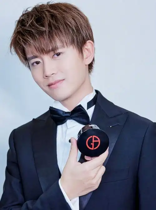 任嘉伦人气男星写真合集气质暖男风度翩翩