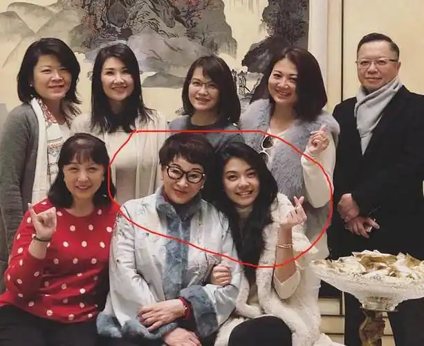 9亿少女梦碎!汤臣二少东汤珈铖被曝与富二代结婚