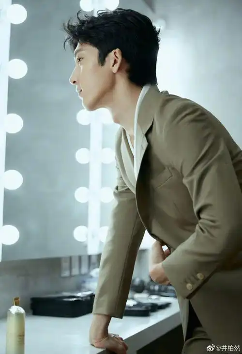 帅气「贵公子」但要不是《归路》这部剧,波编都没留意过他的喉结是