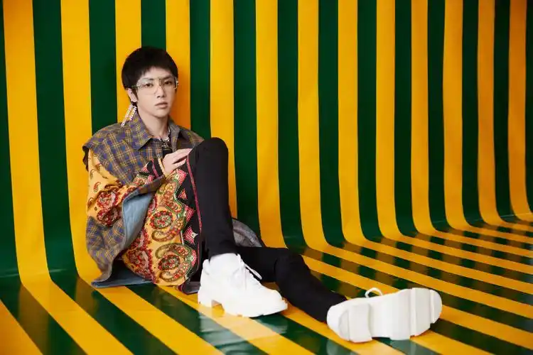 华晨宇解锁新造型,穿波西米亚风刺绣长裙,网友:太会穿了!