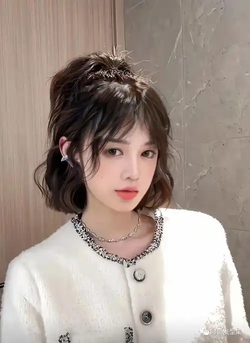 夏天可尝试的短发法式,配上半丸子头觉了#短发法式卷 #今日发型