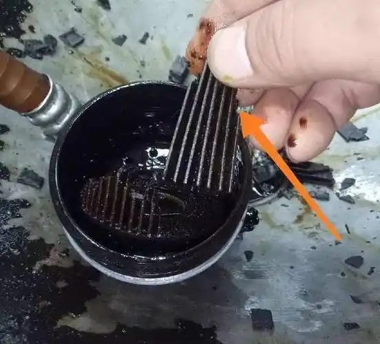 科鲁兹保养发动机拆下的机油滤芯让车主很生气