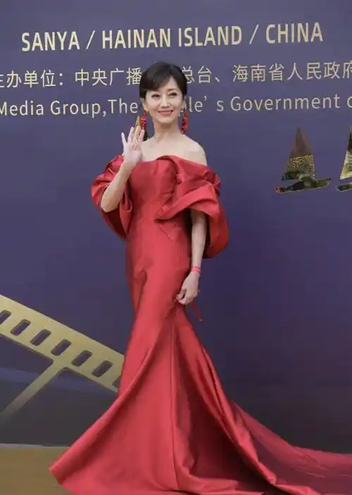 冬日里的裙装盛会,宋茜和倪虹洁同台比美,陈都灵穿婚纱更惊艳_裙子