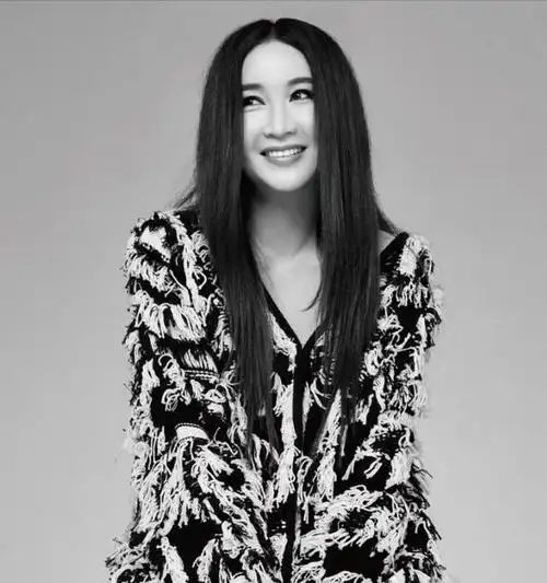 温碧霞真是冻龄女神穿羊羔毛大衣保暖披肩直发更青春减龄