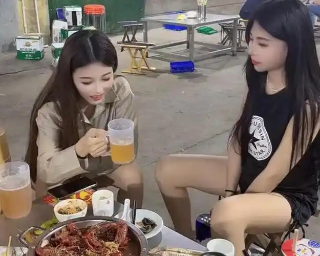山东一女子喝酒逃酒,闺蜜拿喇叭在旁边喊话"抓紧透了"