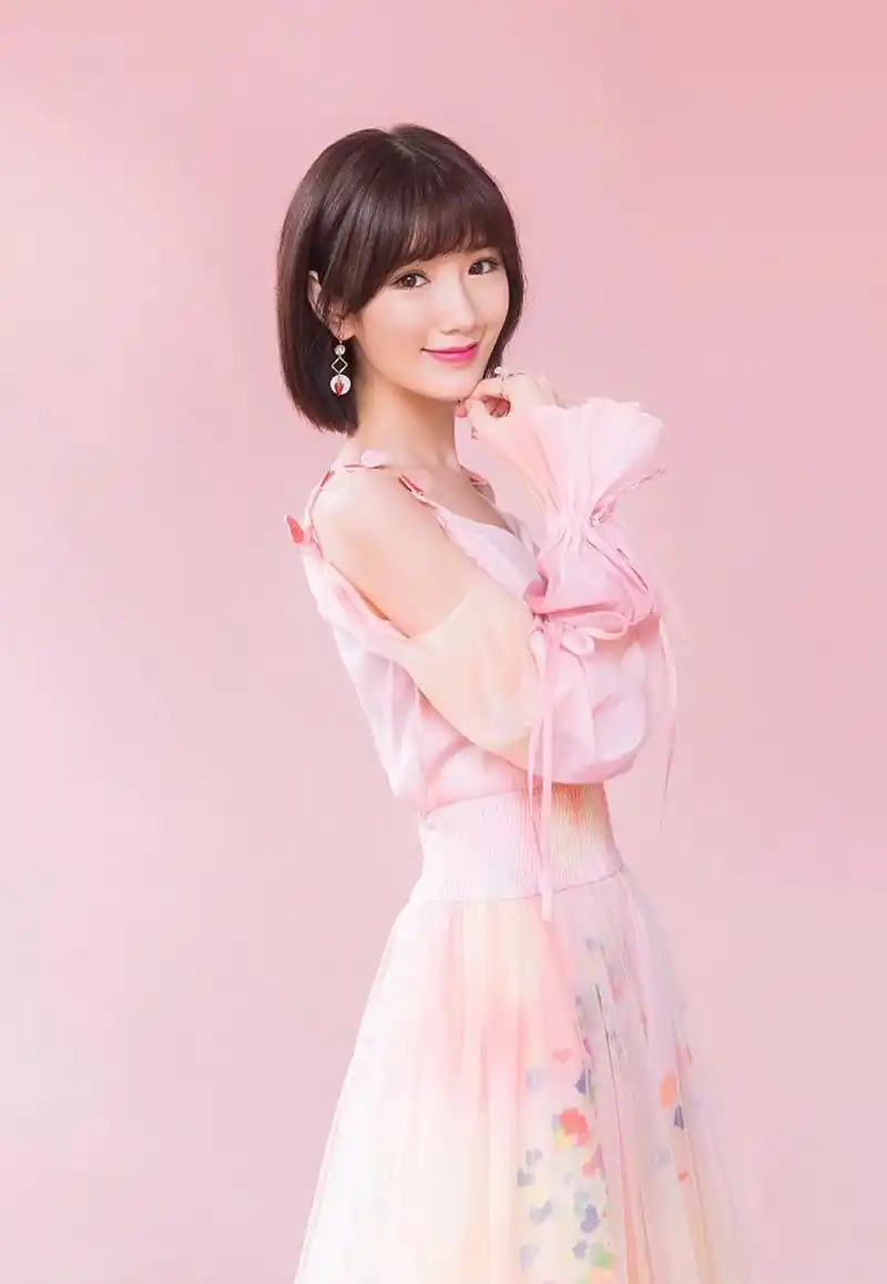 有人说,毛晓彤元气双马尾造型,一身黑色系搭配,又酷又甜,妥妥青春活力