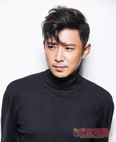 偏分短发斜背头发型