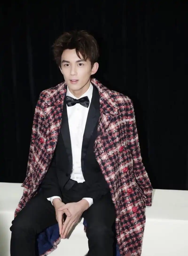 吴磊穿大衣的造型太酷了. 三石哥是小说里的霸道总裁啊!