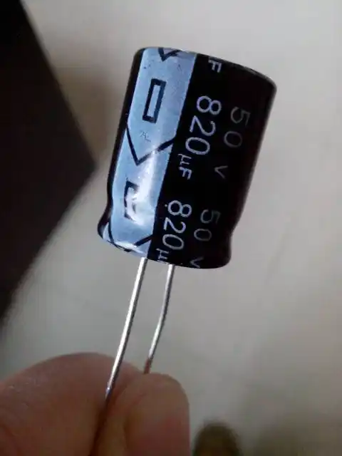 从旧电路板拆下来的电解电容不用万用表如何知道正负极