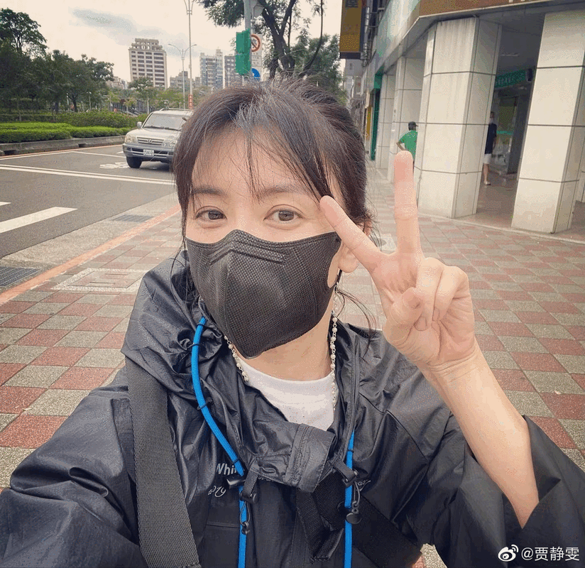 贾静雯分享素颜骑车照对镜比耶状态超好