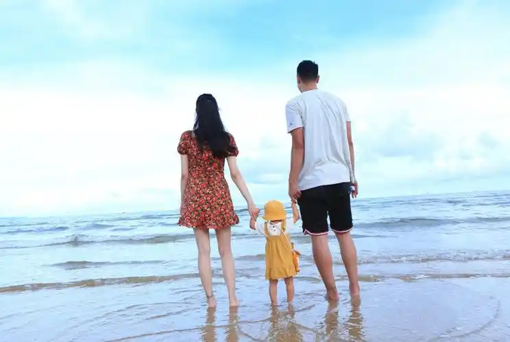 cba甜蜜时刻!首钢核心向妻子表白,一家三口手拉手庆祝七夕