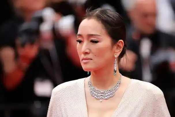 56岁巩俐戛纳红毯来啦!穿低胸钻石裙好惊艳,东方美就是如此迷人|妆容|