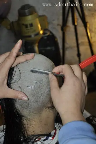 用剃刀一次刮光姑娘的头发-深度014#(22) 光头_中国长发