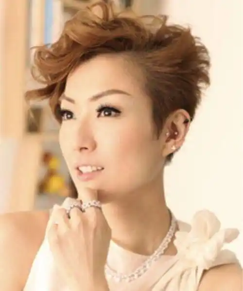 2011年郑秀文以型格短发为h2o 拍摄胶原美肌水策划.