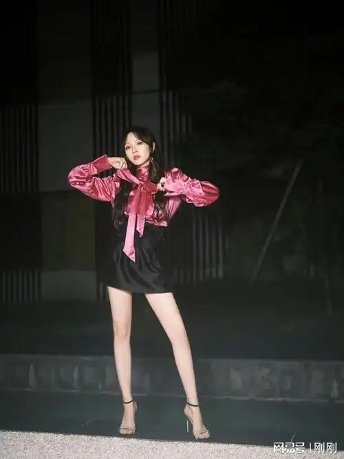 赏心悦目孟佳|大长腿|超短裙|衬衫搭配_网易订阅