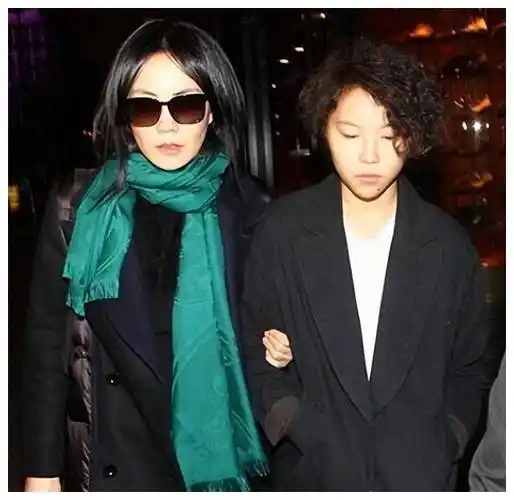 "王菲女儿神似整容,长卷发和衬衫风采奕奕,令人惊艳不已"_窦靖童_风格