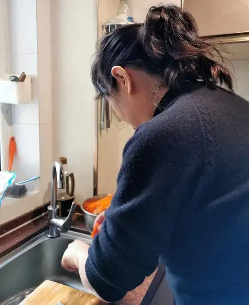 三姐,劳动的背影,从进屋开始没闲着,一直在厨房忙,"永动机"的称号当