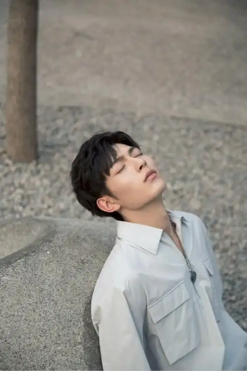 樊治欣秋日写真曝光 闲庭漫步暖苏范儿十足