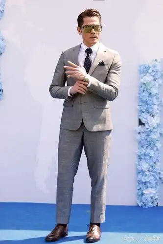 郭富城这个大油头造型阳刚气爆炸!一贯的钢铁男西服,哪像53岁?