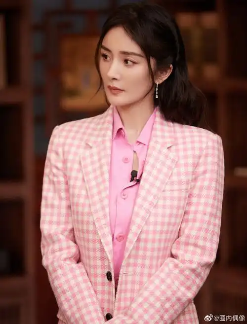 杨幂粉色格子外套