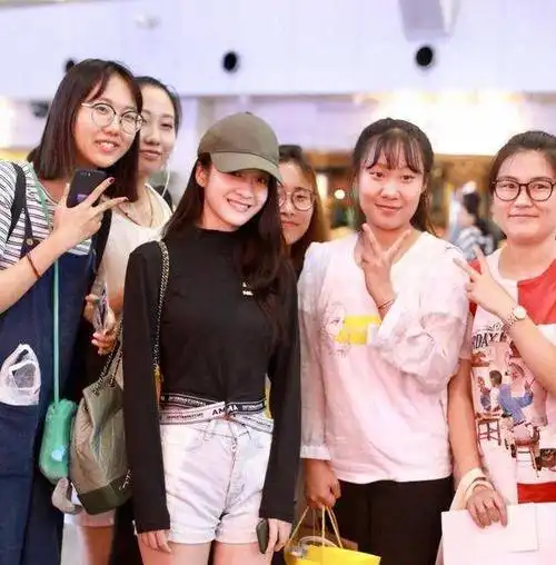 想知道女星们的颜值究竟高不高不妨看看她们和路人的合影