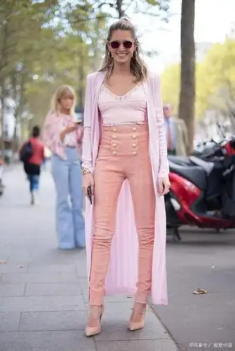 粉色牛仔裤搭配开衫