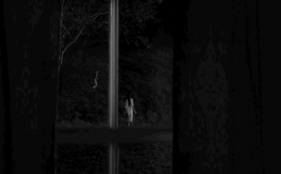 当弗朗西斯看着自己的"男宠"半夜出逃,她先是拿着刀淡定的走过去