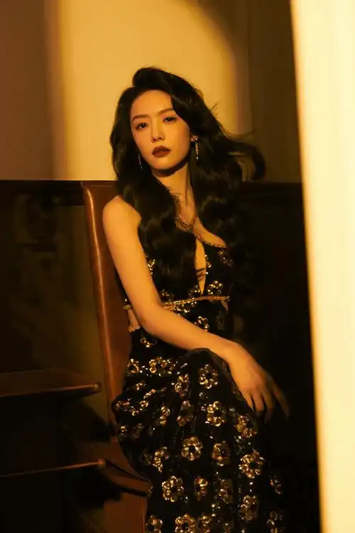 蔡文静超话#国剧盛典#红唇波浪卷发,一袭花朵刺绣鎏金裙.