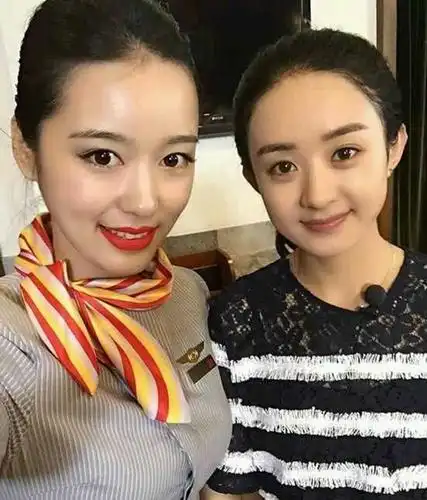 路人和明星同框,高圆圆与美女平分秋色,全智贤显然平平无奇!