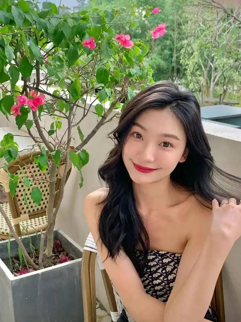 易梦玲身材玲珑,性感动人,秀色可餐