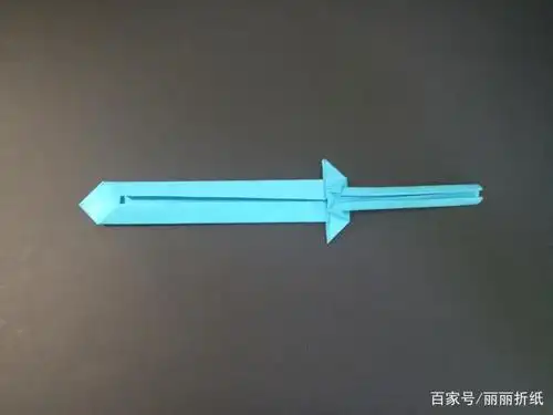 用一张纸折出简单的大宝剑,男孩子的最爱!