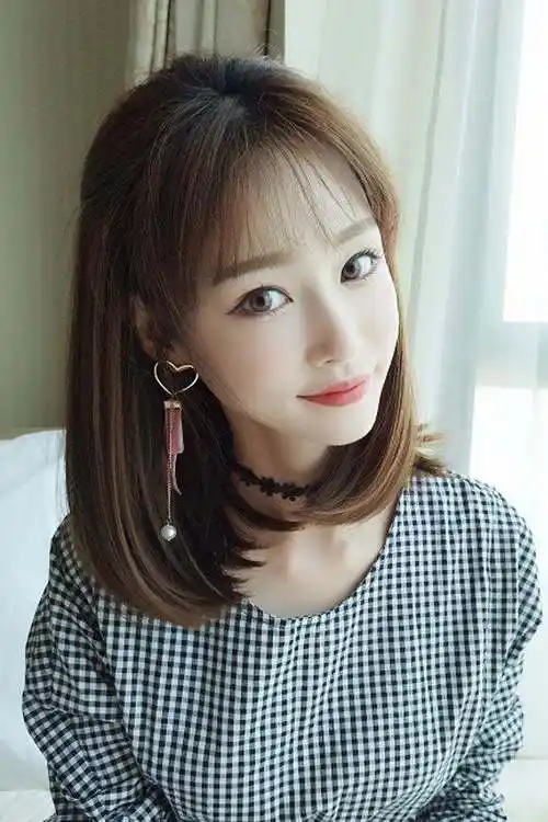 好看的齐肩直发发型简约又温柔散发女人味