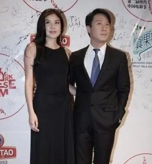 原创40岁乐基儿豪华游艇庆生怀抱儿子亲吻丈夫一家三口合照显温馨