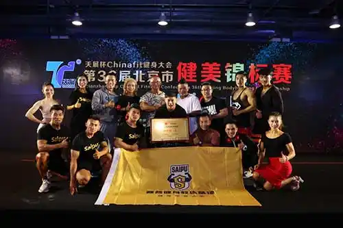 队参加比赛,他们分别是:刘宝庆,胡哲霆,丁威扬,高宇,梁海同,罗显婷