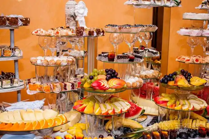 婚礼自助餐上的水果和甜点