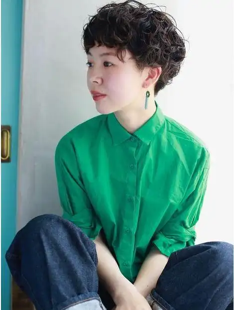 女士推边纹理烫短发,利落蓬松真时尚,很适合40岁以上的姐妹