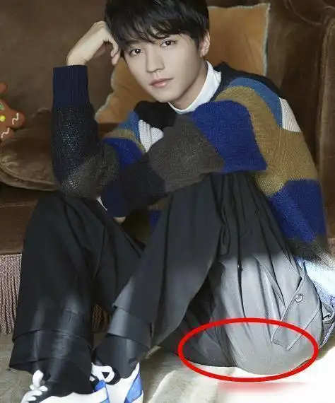 在工作室的镜头下,王俊凯戴了一个蓝色的小鹿发箍,细节突出他对粉丝