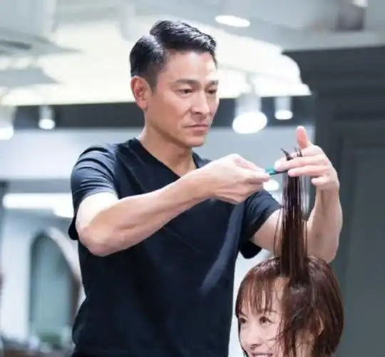 刘德华梳丸子头,雅痞大叔范儿十足,57岁仍无一丝赘肉_网易订阅