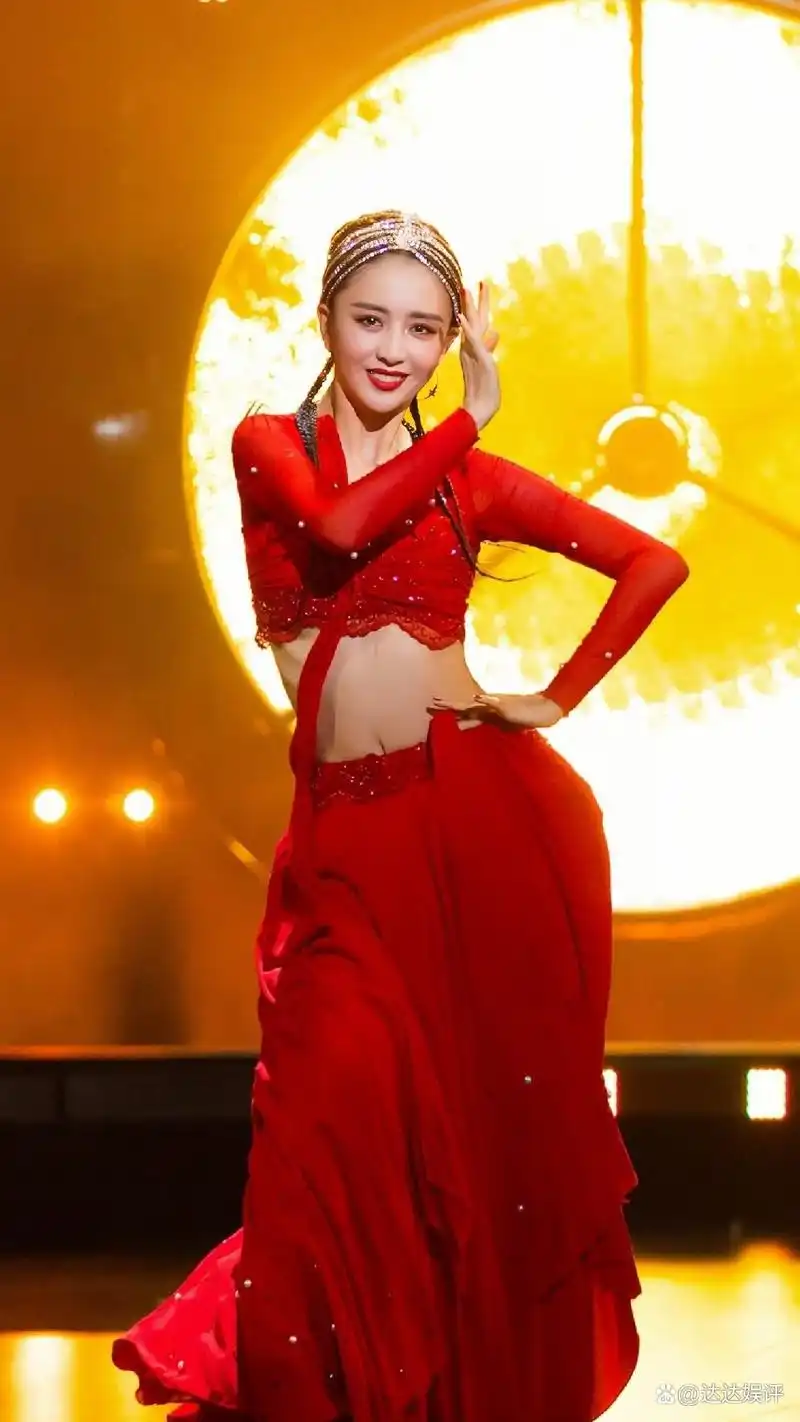佟丽娅:烈焰红裙,舞姿飞扬