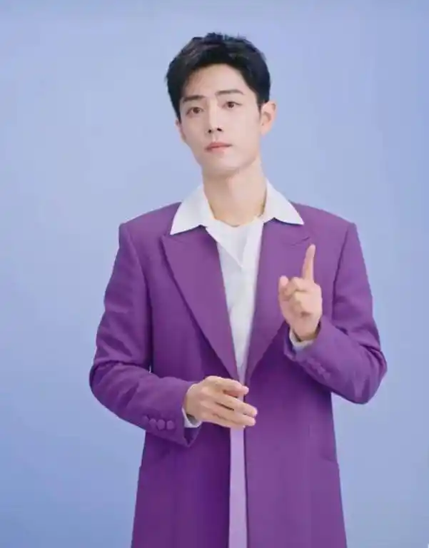 肖战直播冲上热搜!一身紫色西服太治愈,直播间点赞量让你想不到