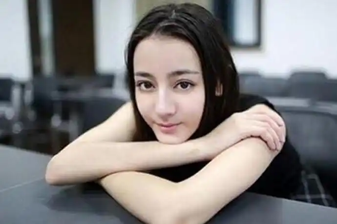 迪丽热巴吸烟吗 迪丽热巴吸烟照片到底怎么回事