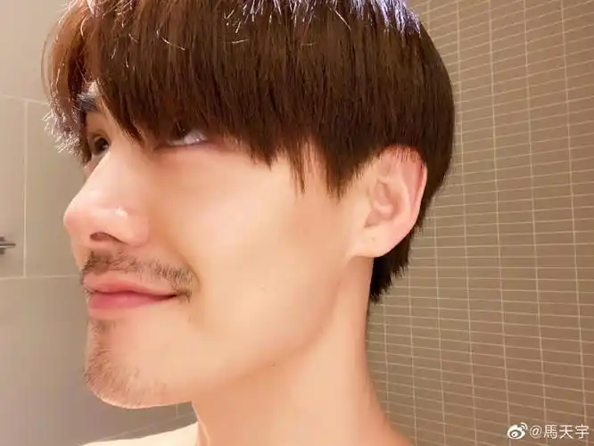 马天宇分享帅气侧颜自拍蓄胡子显成熟气质