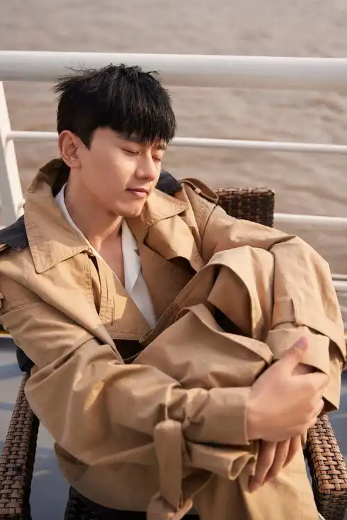 张杰品茶赏月ing##张杰晒自己拍的超级月亮