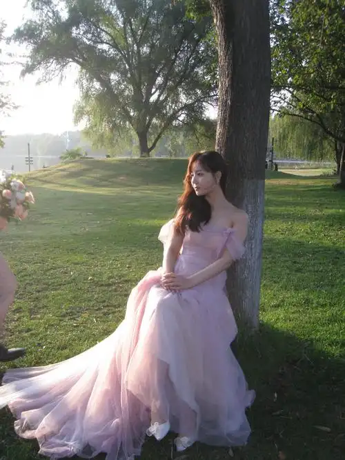 清晰度高:照片整体非常清晰,人物和景物的