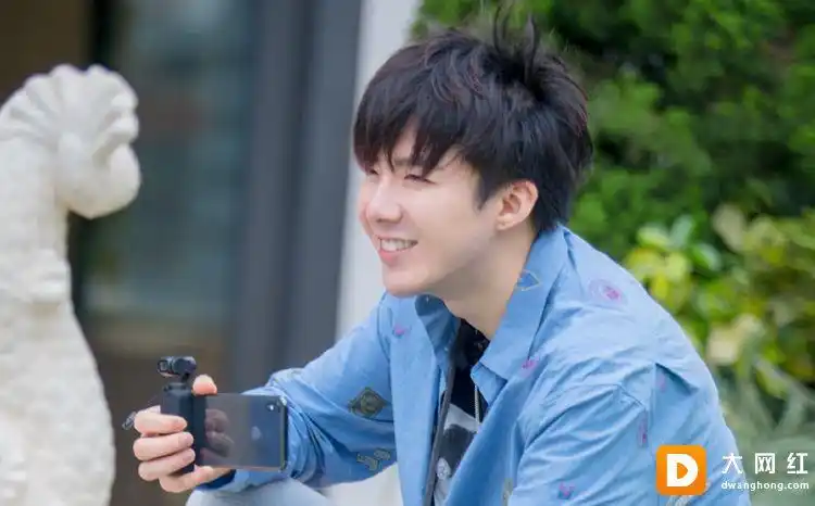 摩登兄弟收入比例被曝,刘宇宁私人生活受经纪人完全掌控!